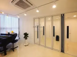 모던 클래식 감성의 프리미엄 피아노학원 인테리어